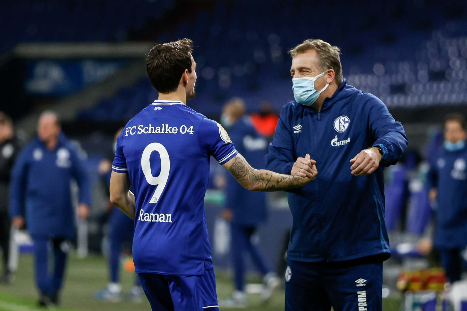 成都蓉城训练开放日，集结日状态回暖引观众欢呼，德国杯在即，资深球员宣示担当的简单介绍