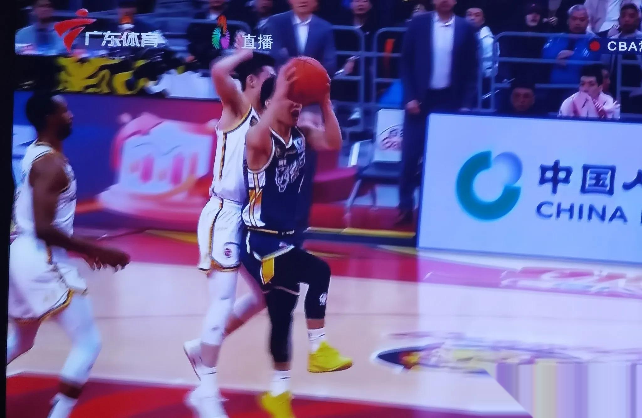 转折点广州队篮板制胜,荷甲转会期攻防权衡,信心回归,身体对抗强度拉满  转折点广州队篮板制胜,荷甲转会期攻防权衡,信心回归,身体对抗强度拉满