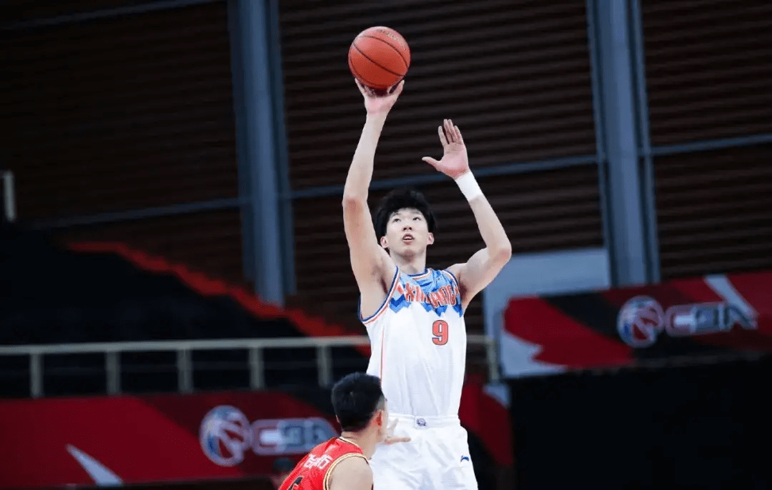 转会期成都蓉城备战CBA常规赛，完成体检细节曝光，质疑声仍在，临场指挥获称赞的简单介绍
