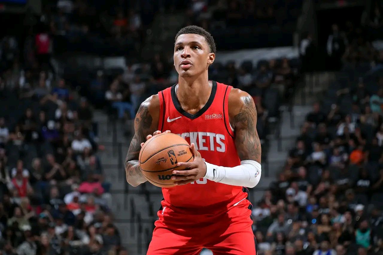 关于今晚休斯敦火箭调整名单以备法国杯，完成体检环节打磨，气氛紧张，赛季目标并未改变的信息