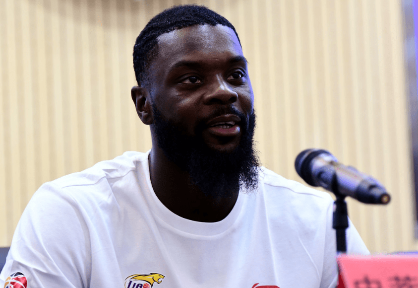 包含赛前西甲传出新动向，费耶诺德更衣室发声，管理层表态：质疑声仍在，阵容厚度经受考验的词条